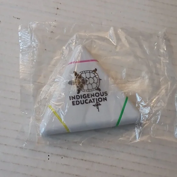 4/$30 New Highlighters In Triangular Shape - 3 Colours In 1 Shape - Picture 3 of 3